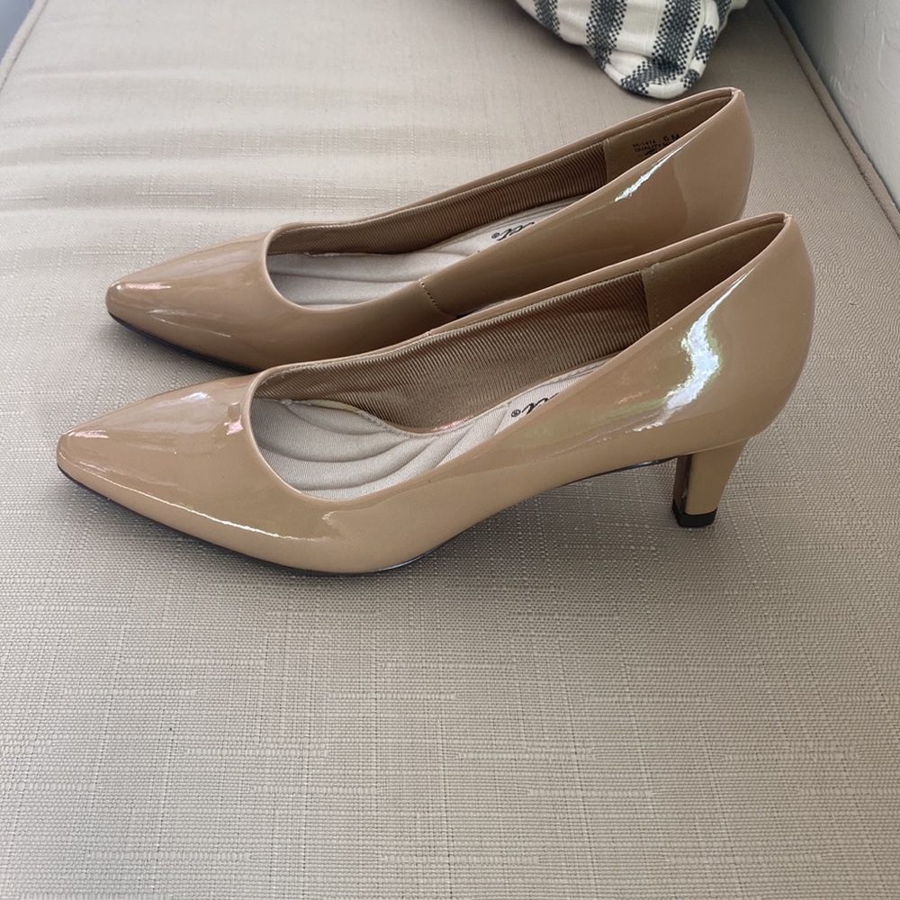 Nude pumps